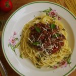 Meleg tésztasaláta 3 őszi hozzávalóból