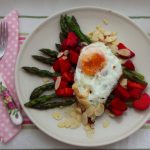 Lisztmentes piskótatekercs eperpudinggal töltve