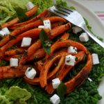 Alma, sárgabarack, kelkáposzta egy tál kuszkuszban