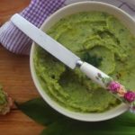 Brokkolis zöldborsós gersli mandulamorzsával