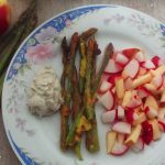 Sült padlizsán mentás joghurttal és piros gyümölcsökkel